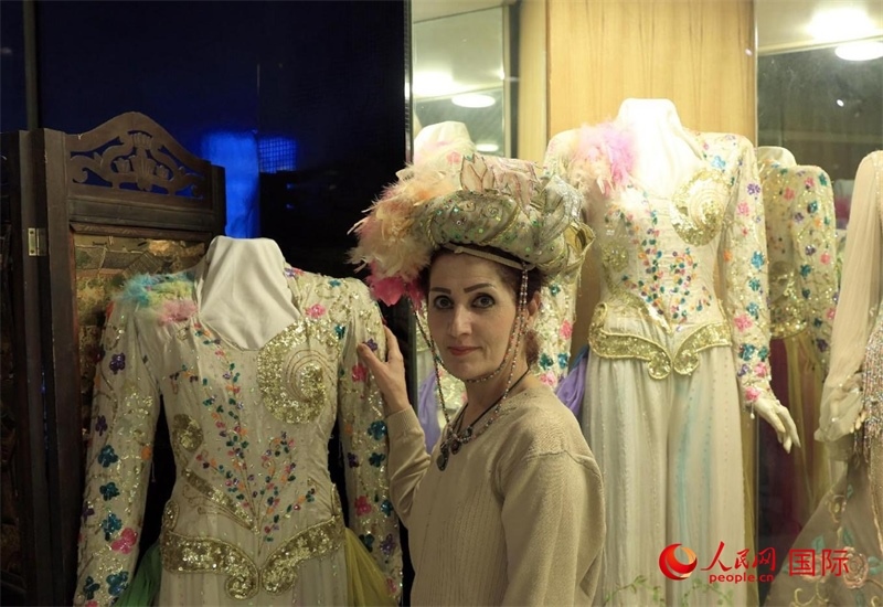 設(shè)計(jì)師展示阿拉伯阿巴斯王朝時(shí)期王冠。人民網(wǎng)伊納斯·易卜拉欣攝