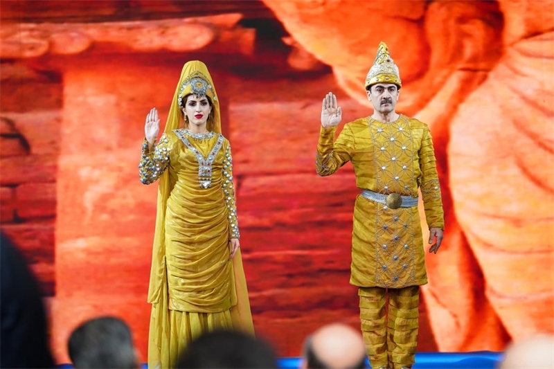 伊拉克時(shí)尚館舉辦的時(shí)裝展上，模特展示亞述時(shí)期服飾。伊拉克時(shí)尚館供圖