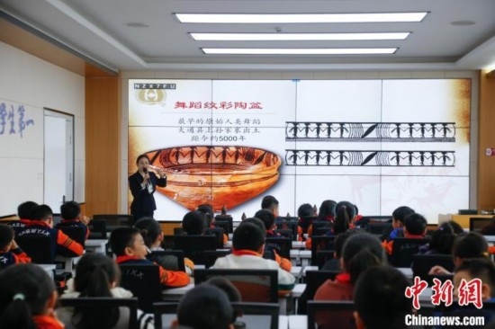 圖為學生在“國寶音樂會”社教課中了解舞蹈紋彩陶盆。中新社記者 馬銘言 攝