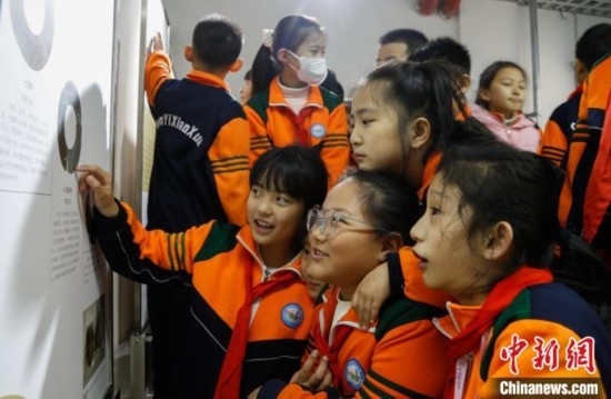 圖為學生參觀青海省博物館“1+3”主題流動展覽，了解在青海喇家遺址出土的齊家文化 · 玉三璜聯(lián)璧。中新社記者 馬銘言 攝