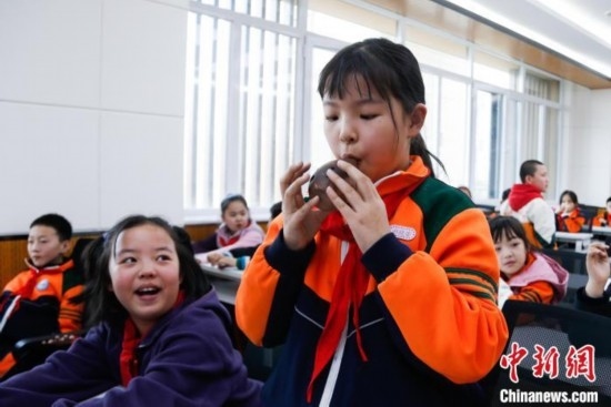 圖為學生在“國寶音樂會”社教課中體驗吹陶塤。中新社記者 馬銘言 攝