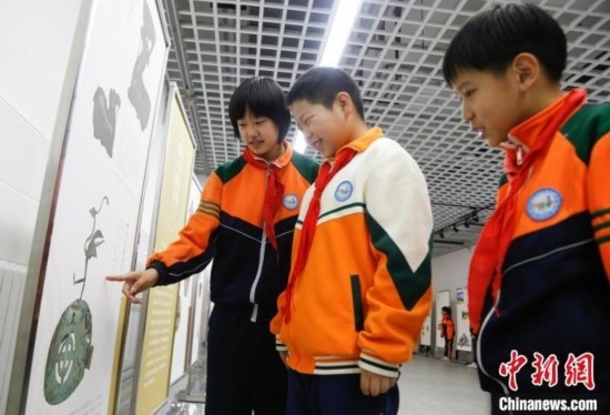 圖為學生了解出土于青海省西寧市大通回族土族自治縣的漢代鸞鳳銅熏爐蓋。中新社記者 馬銘言 攝