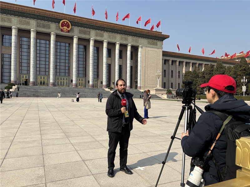 巴西勞動(dòng)者電視臺(tái)駐華記者毛路在采訪中國(guó)兩會(huì)（受訪者供圖）