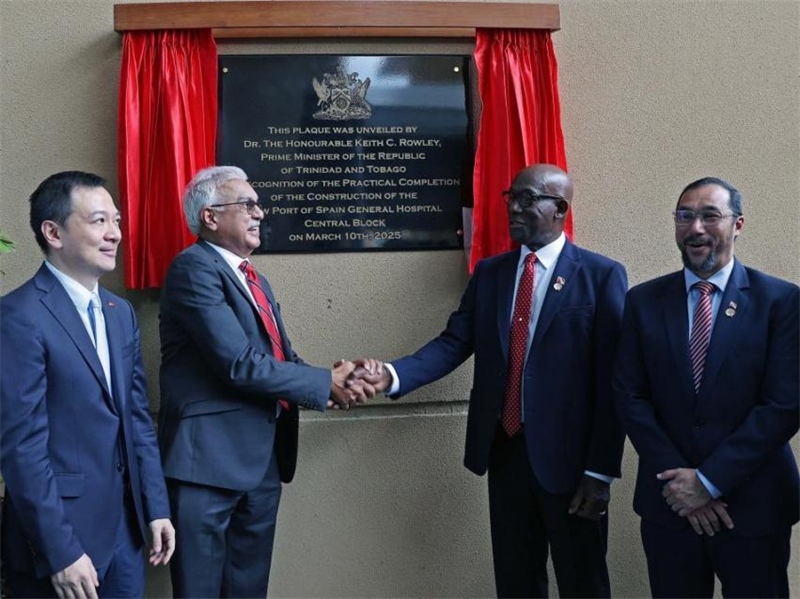 特多總理基思·羅利（右二）等特方政要、中國駐特多使館臨時代辦楊晗（左一）等出席西班牙港總醫(yī)院項目揭幕儀式。中國鐵建（加勒比）有限公司供圖