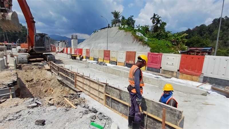 施工現場。 鄧騰亮攝