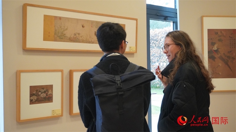 劍橋大學學者參觀宋畫特展。人民網(wǎng) 徐量攝