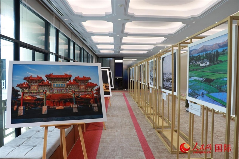 “遇見”攝影展現(xiàn)場。朱瀟逸攝