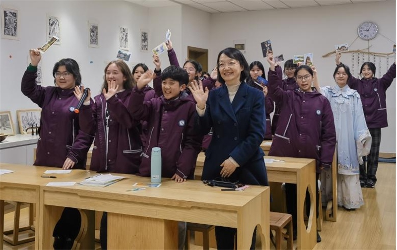 匡園初步部校長鐘演發(fā)言。