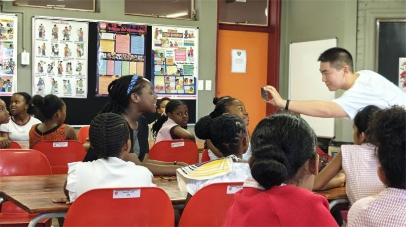 南非學生現(xiàn)場提問。