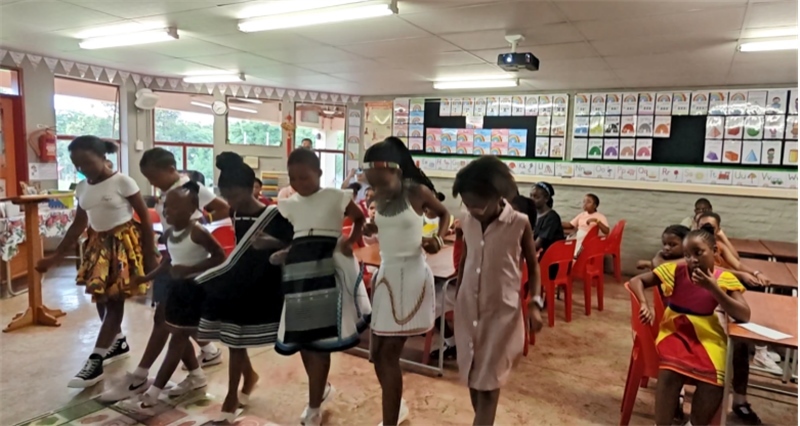 南非學生表演非洲歌舞，