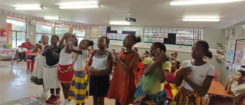 南非學生展示民族服飾，合唱《聽我說謝謝你》。