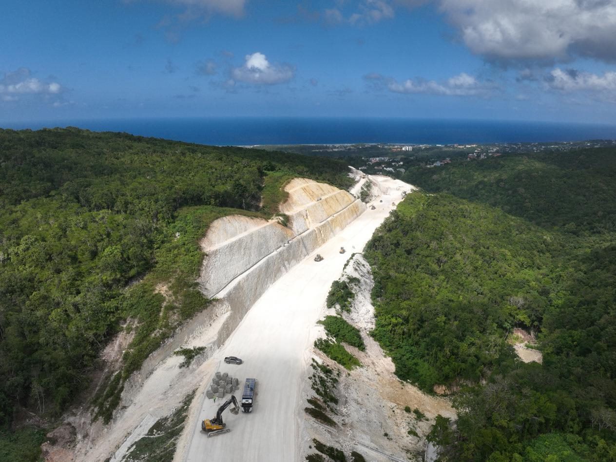 圖為中企承建的牙買加蒙特哥貝繞城路項(xiàng)目基層試驗(yàn)段正在進(jìn)行攤鋪和碾壓施工，相關(guān)施工工作已于近日順利完成。中國(guó)港灣美洲區(qū)域公司供圖