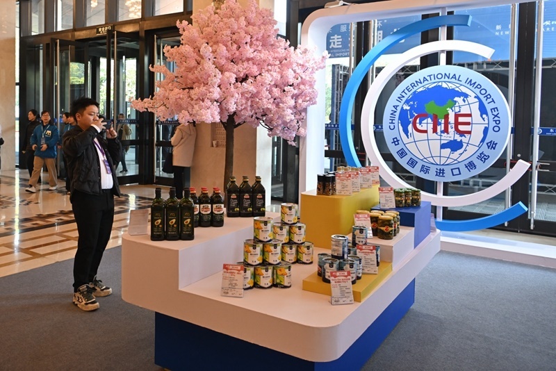 參會嘉賓在“進博會走進湖北”活動主題推介會展區(qū)拍攝。人民網(wǎng)記者 翁奇羽攝