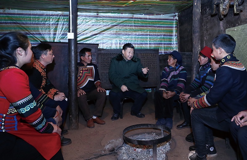 △2018年2月11日，四川涼山彝族自治州昭覺(jué)縣三岔河鄉(xiāng)三河村，習(xí)近平總書(shū)記來(lái)到村民節(jié)列俄阿木家中看望。