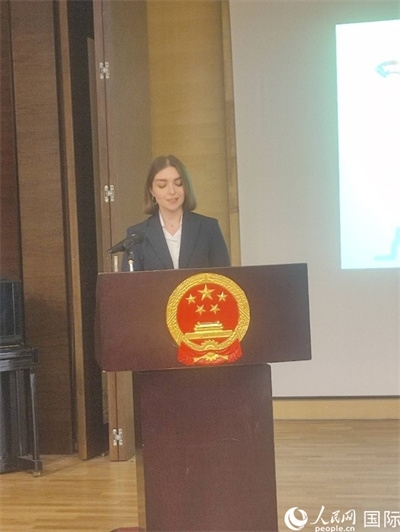 意方學(xué)生代表白綺花發(fā)言。人民網(wǎng)記者 鄭彬攝