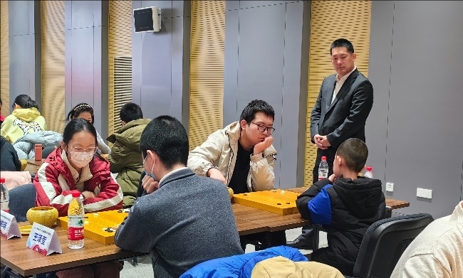 常昊觀戰(zhàn)年輕棋手們比賽。人民網(wǎng)記者 李乃妍攝
