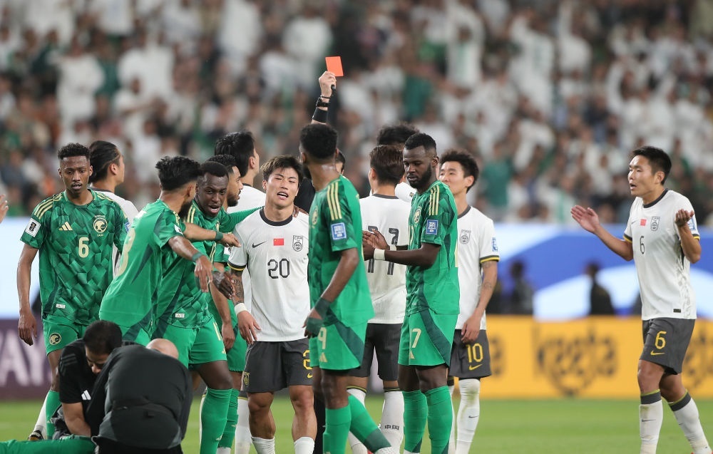 3月20日，主裁判向中國隊球員林良銘出示紅牌。新華社記者 王東震 攝