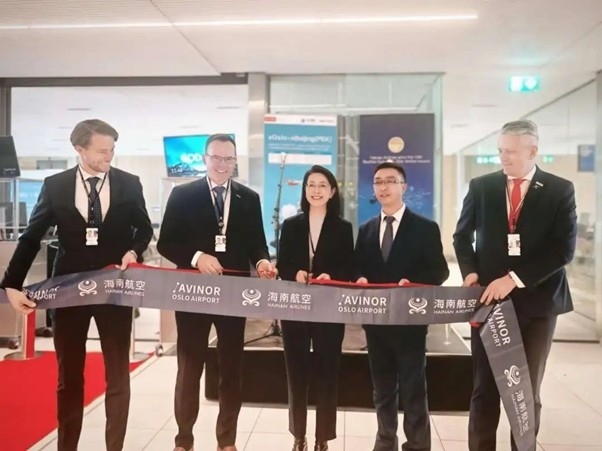 中國(guó)駐挪威大使侯悅（中）出席海航奧斯陸—北京直航開(kāi)航儀式。中國(guó)駐挪威大使館供圖