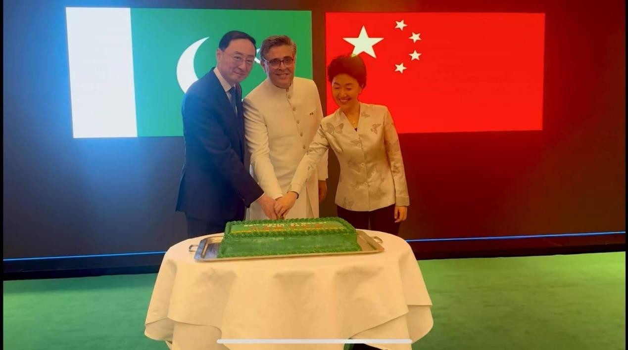 外交部副部長(zhǎng)孫衛(wèi)東（左）、巴基斯坦駐華大使卡里爾·哈什米（中）、中聯(lián)部副部長(zhǎng)孫海燕（右）共切蛋糕。巴基斯坦駐華大使館供圖