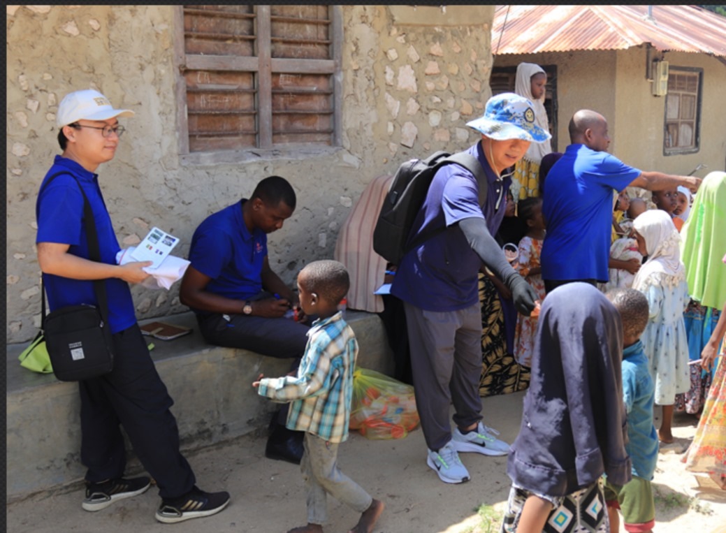 專家組向村民發(fā)放健康教育手冊和健康教育用品。專家組供圖