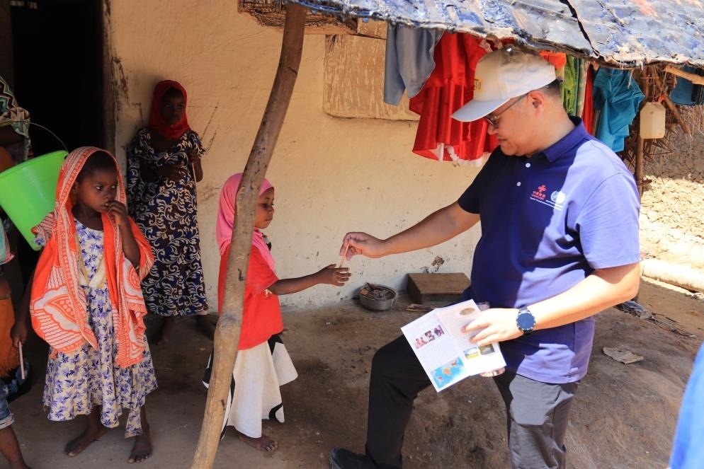 專家組向村民發(fā)放健康教育手冊和健康教育用品。專家組供圖