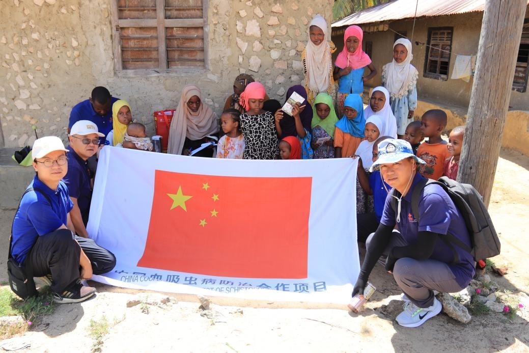 專家組與當地村民合影。專家組供圖