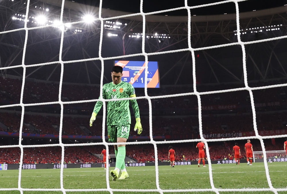 3月25日，中國(guó)隊(duì)守門員王大雷在球隊(duì)丟球后。新華社記者 曹燦 攝