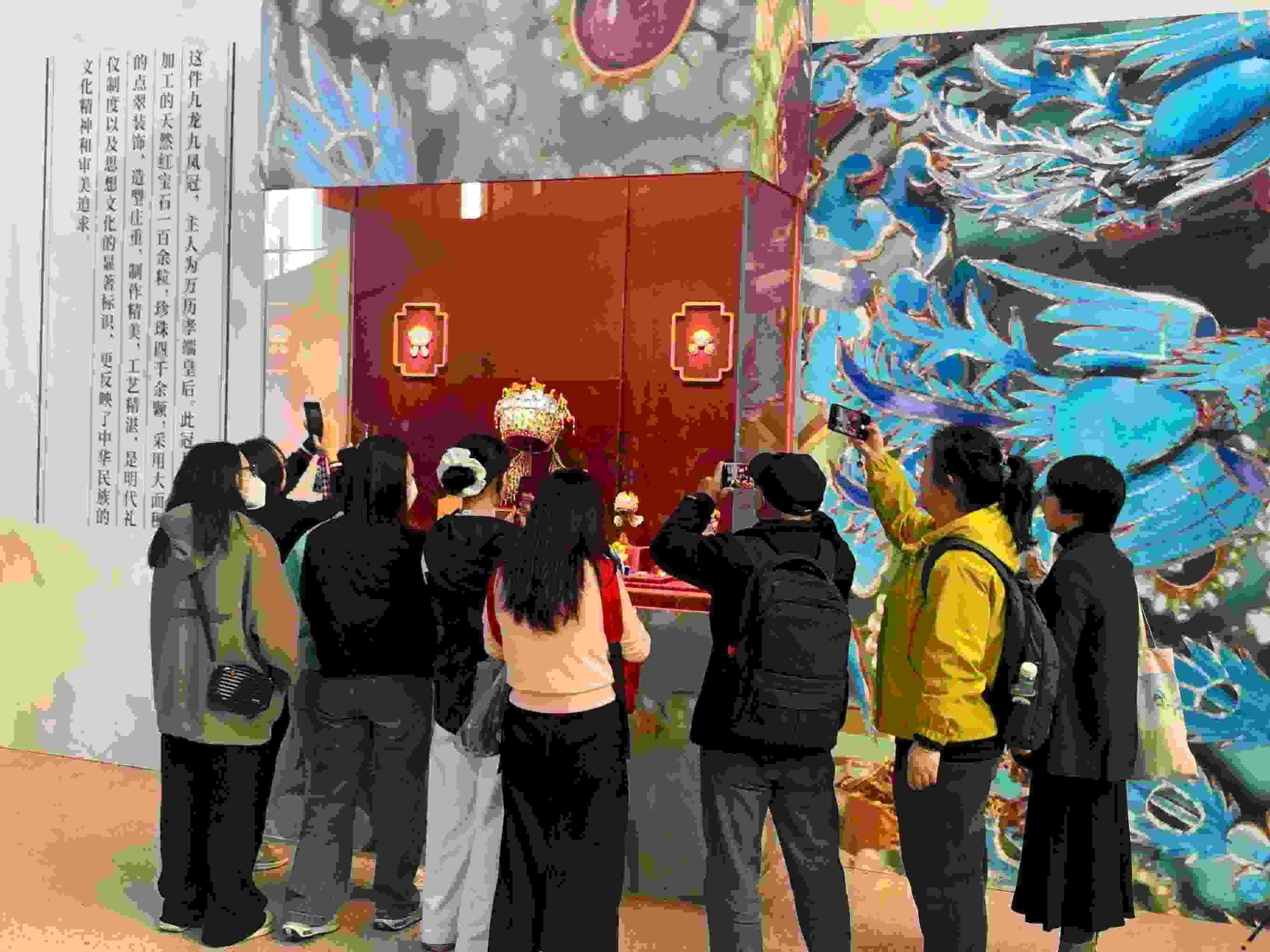 觀眾參觀國博鳳冠系列文創(chuàng)產(chǎn)品。人民網(wǎng)記者 劉穎穎攝