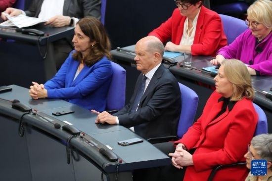 3月25日，在德國柏林，朔爾茨（中）出席新一屆德國聯(lián)邦議院首次全體會議。新華社記者 杜哲宇 攝