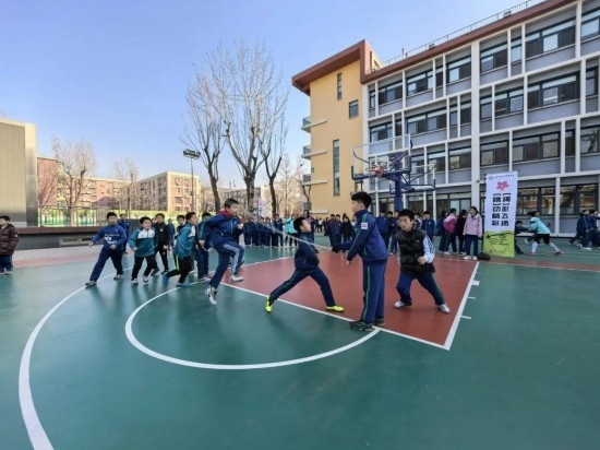 北京師范大學(xué)實驗小學(xué)開展跳繩比賽。