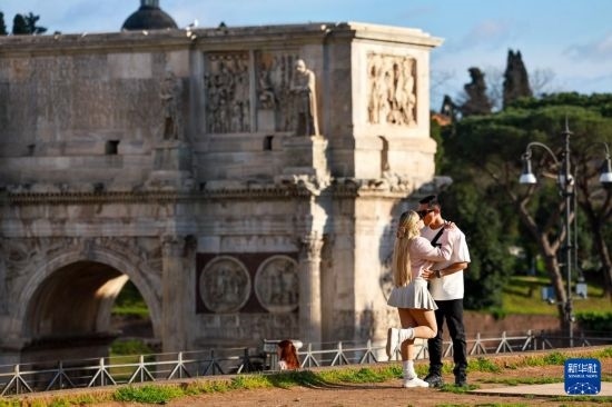 3月25日，在意大利羅馬，情侶在君士坦丁凱旋門前留影。新華社記者 李京 攝