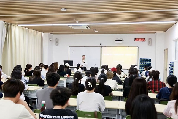 深圳職業(yè)技術(shù)大學黨委副書記、校長許建領(lǐng)為學生授課。學校供圖