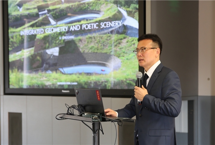 李興鋼院士做題為《勝景幾何》的主旨報告?；顒又鬓k方供圖