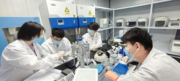 “個(gè)體基因解密實(shí)驗(yàn)”預(yù)實(shí)驗(yàn)課堂。東華大學(xué)供圖