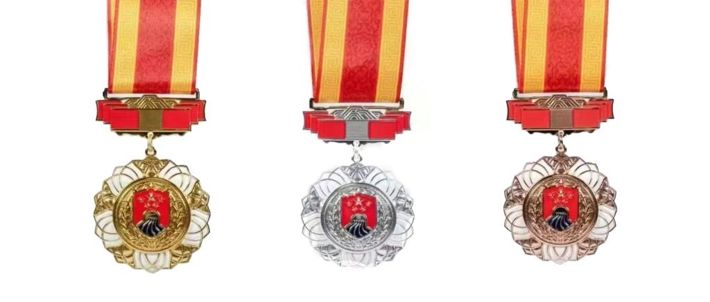 圖為戍守邊疆金質(zhì)、銀質(zhì)、銅質(zhì)紀(jì)念章。（國(guó)家移民管理局供圖）