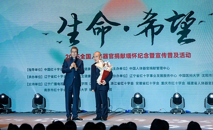 中國紅十字會副會長白巖松在現(xiàn)場采訪“人民英雄”張定宇教授。主辦方供圖