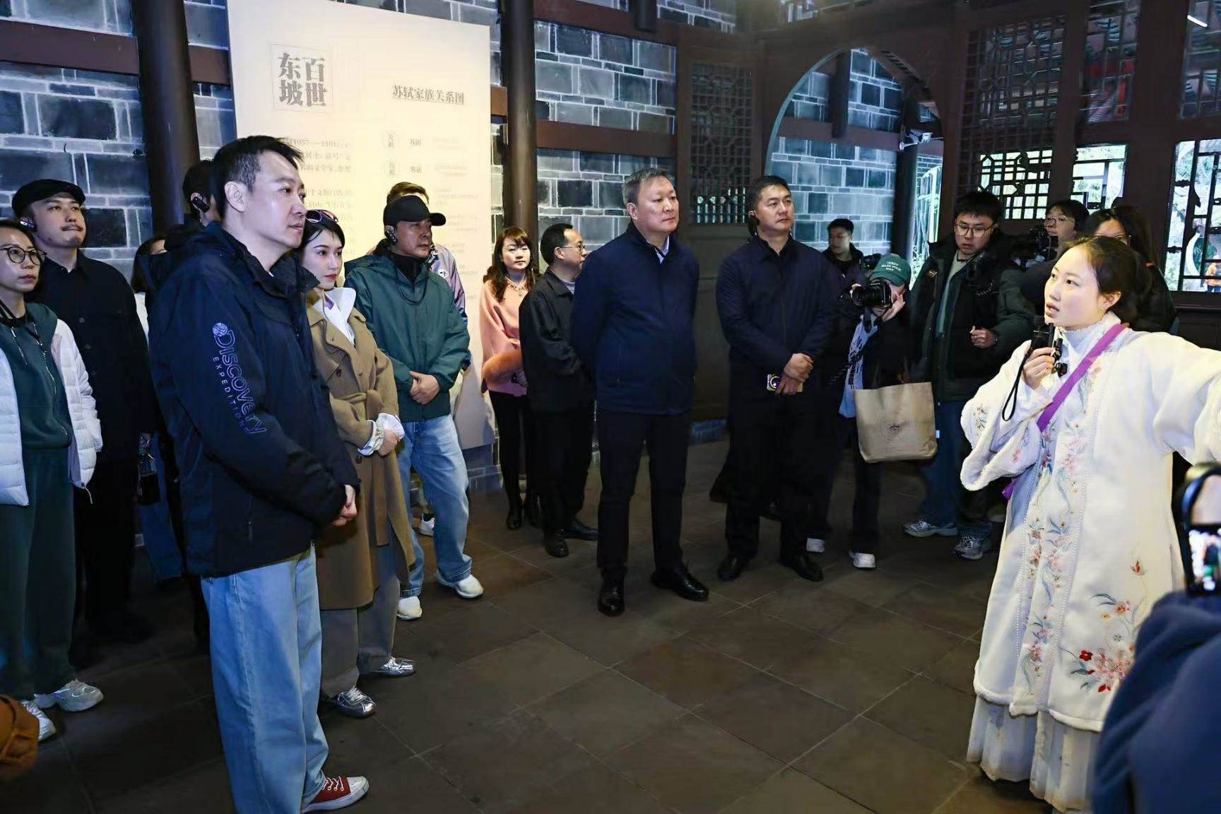 《蘇堤春曉》劇組在眉山三蘇祠參觀學(xué)習(xí)。受訪者供圖