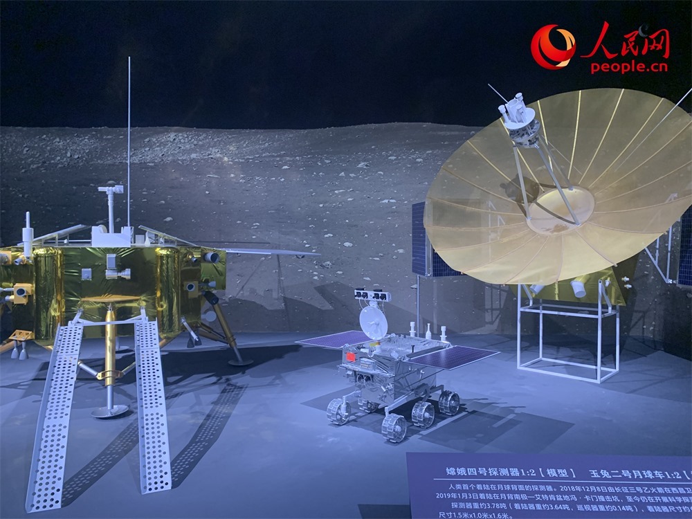 “九天攬?jiān)隆袊?guó)探月工程20年”展廳現(xiàn)場(chǎng)。人民網(wǎng)記者 韋衍行攝