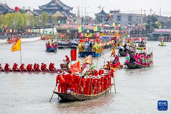 ?4月4日，選手在參加茅山會船盛會 。?新華社發(fā)（楊玉崗 攝）
