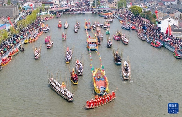 ?4月4日，選手在參加茅山會船盛會（ 無人機照片）。?新華社發(fā)（顧繼紅 攝）