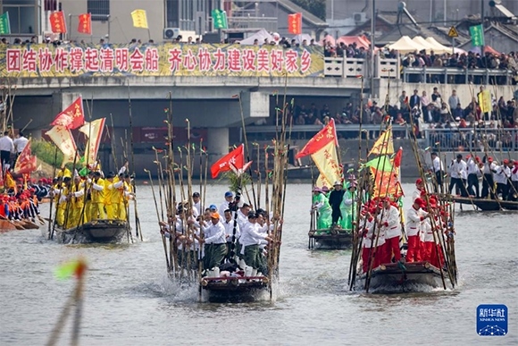 ?4月4日，選手在參加茅山會船盛會。新華社發(fā)（湯德宏 攝）