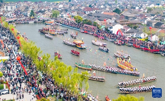4月4日，選手在參加茅山會船盛會（無人機照片）。?新華社發(fā)（周社根 攝）