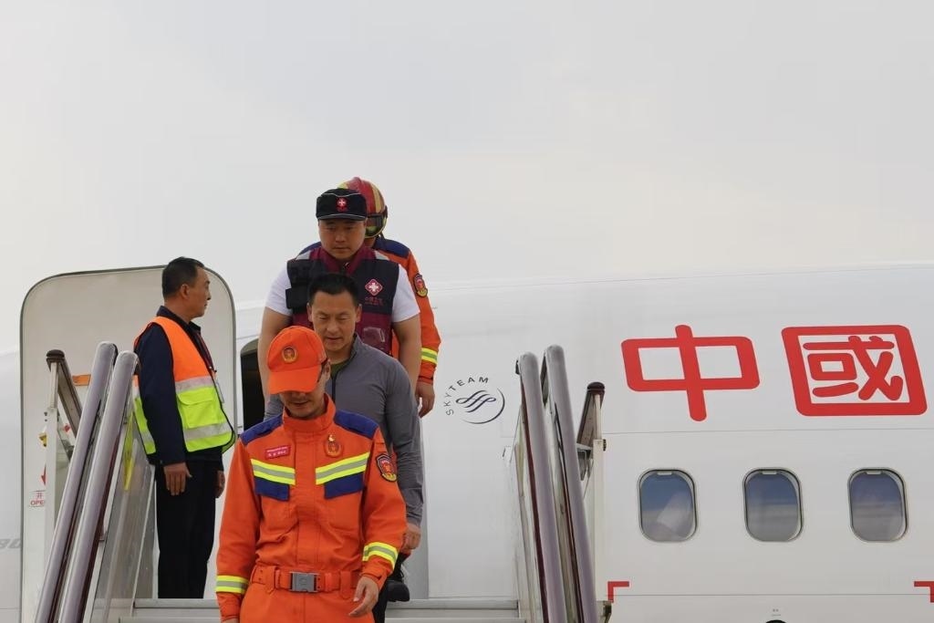 4月6日，在云南省昆明長(zhǎng)水機(jī)場(chǎng)，中國(guó)云南救援醫(yī)療隊(duì)抵達(dá)昆明。新華社記者 高詠薇 攝