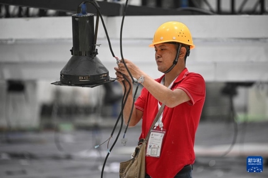 4月4日，工作人員在海南國際會(huì)展中心內(nèi)布設(shè)燈光。