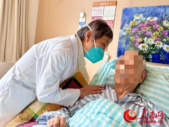 秦苑查房時詢問患者情況。人民網(wǎng) 陳葉欣攝