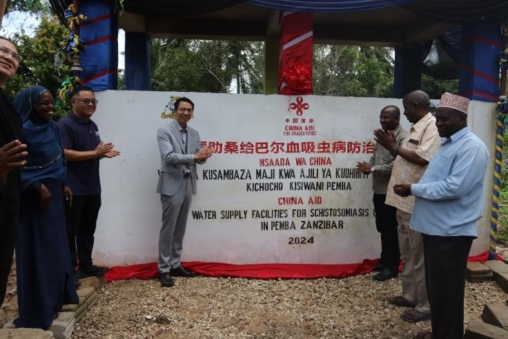 中國(guó)援助桑給巴爾血吸蟲(chóng)病防治技術(shù)項(xiàng)目安全供水工程揭牌儀式日前在當(dāng)?shù)嘏e行。 施亮攝