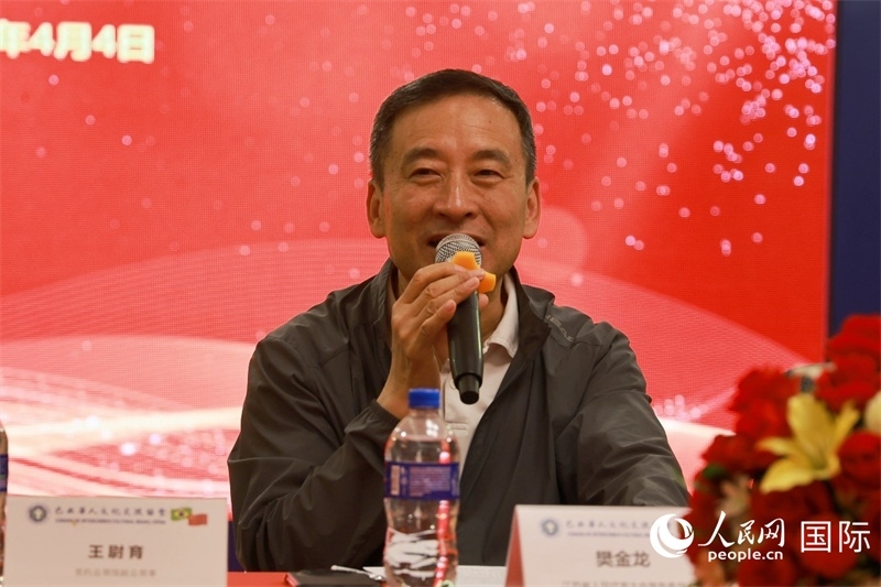 江蘇省人大常務(wù)委員會(huì)常務(wù)副主任樊金龍?jiān)谧剷?huì)上致辭。人民網(wǎng)記者 陳海琪攝