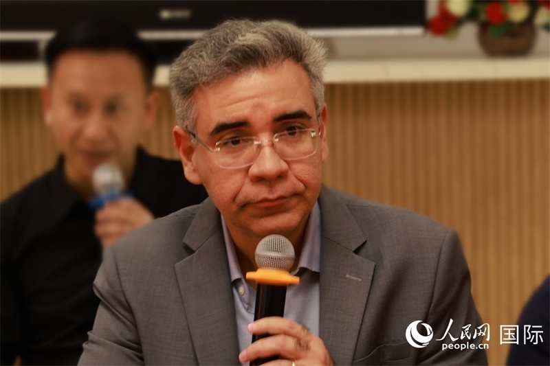 巴西弗魯米嫩塞聯(lián)邦大學(xué)教授、中國問題專家埃萬德羅·卡瓦略在座談會(huì)上致辭。人民網(wǎng)記者 陳海琪攝