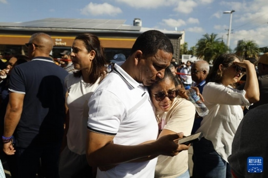  4月8日，人們聚集在多米尼加首都圣多明各的夜總會屋頂坍塌事故現(xiàn)場附近。新華社發(fā)