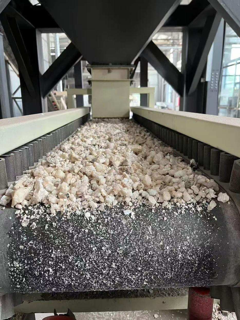 高純石英生產(chǎn)線。自然資源部供圖